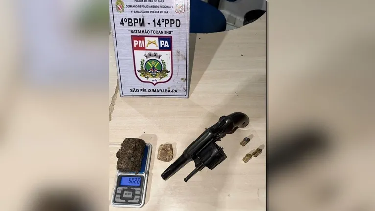 Material apreendido pela Polícia Militar durante a abordagem na Francolândia: revólver calibre .38, munições, crack e maconha.