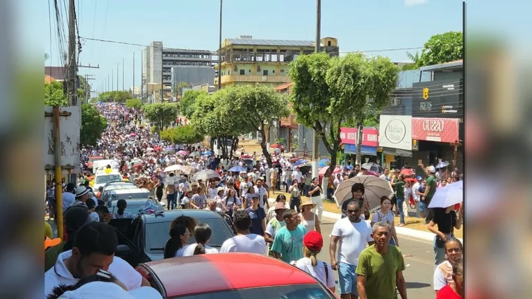 Milhares de pessoas acompanharam a passagem da Imagem Peregrina, em um percurso de pouco mais de cinco quilômetros