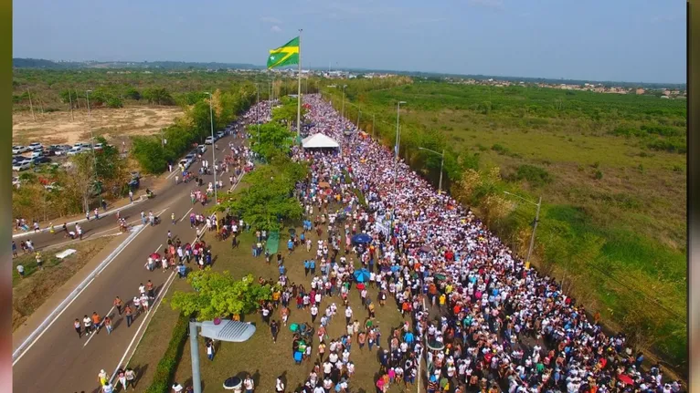 Romeiros expressam fé e emoção ao se ajoelharem na tradicional parada do bambuzal, um dos momentos mais marcantes da procissão marabaense.