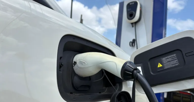 Para saber se a instalação elétrica da sua casa está preparada para carregar um carro elétrico, peça a um profissional qualificado que faça uma avaliação completa.