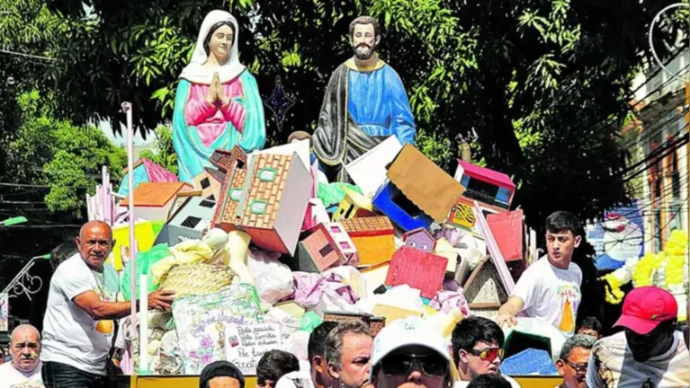 O Carro de Promessas reúne objetos levados pelos devotos como forma de agradecer graças alcançadas durante o Círio de Nazaré.