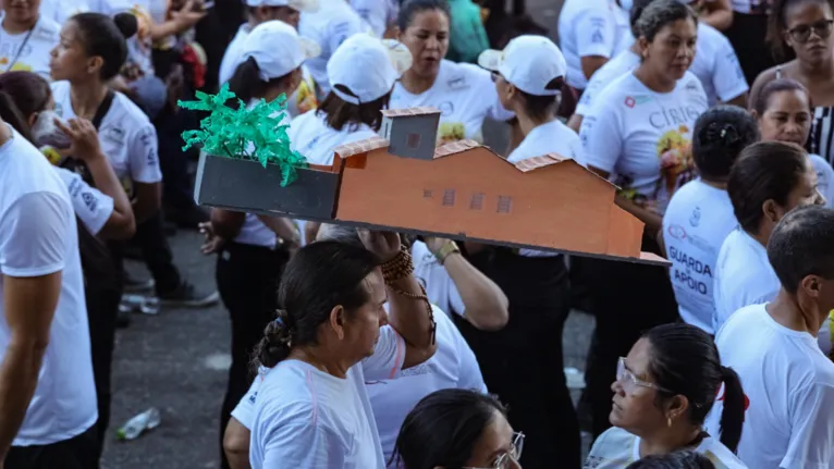 Promesseiro carrega uma casa de papelão sobre a cabeça para agradecer uma graça alcançada ou cumprir uma promessa feita a Nossa Senhora de Nazaré.