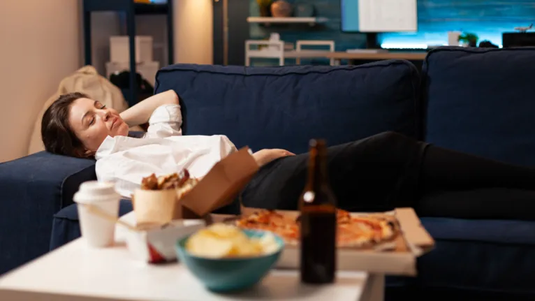O sono é essencial para o corpo e a mente, mas hábitos como jantar muito tarde e deitar logo depois podem prejudicar a qualidade do descanso.