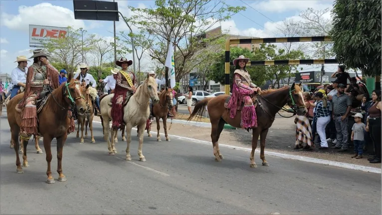 úblico e famílias acompanham o desfile tradicional nas ruas da Nova Marabá.