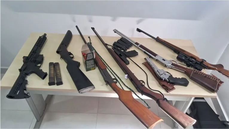 Arsenal de oito armas de fogo, incluindo fuzis, pistolas e espingardas, além de munições e eletrônicos apreendidos pela DECA no Pará.