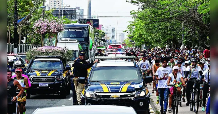 Imagem Peregrina de Nossa Senhora de Nazaré será conduzida com o novo manto durante o Traslado para Ananindeua e Marituba, percurso de 58 quilômetros.