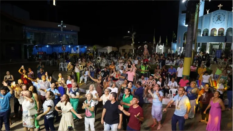Moradores e turistas encontram na programação noturna uma forma de estender as homenagens à Virgem de Nazaré