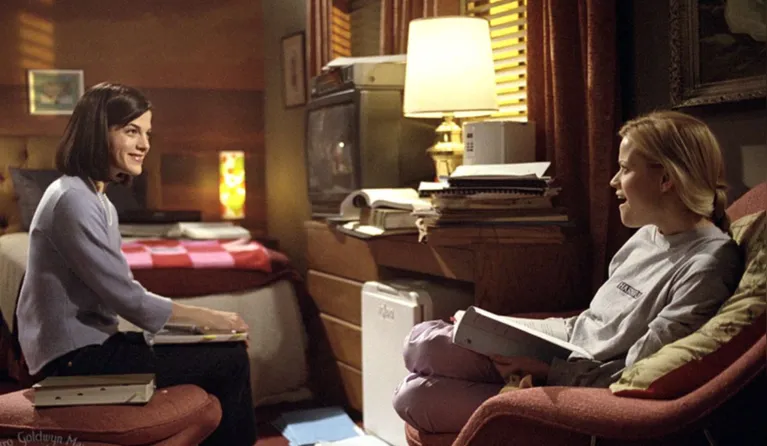 Selma Blair e Reese Witherspoon no filme "Legalmente Loira"