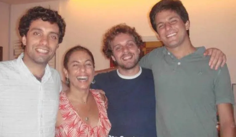 A atriz Cissa Guimarães é mãe de Thomaz (esquerda), João e Rafael (direita).