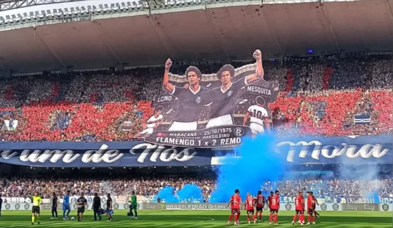 Mosaico dos torcedores Alcino e Mesquita para incentivar os jogadores atuais contra o Flamengo
