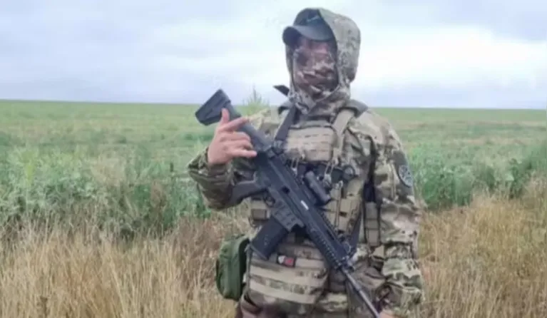 O jovem estava em campo na guerra, onde pisou numa mina e perdeu a vida