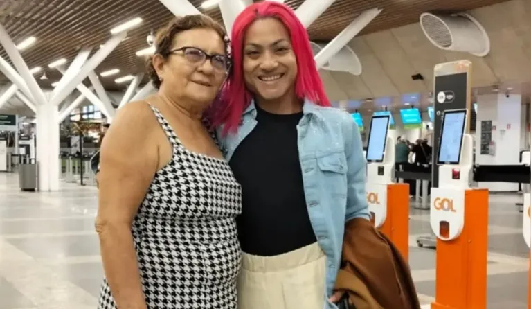 A cantora se despediu de familiares no aeroporto de Belém antes de viajar para a França