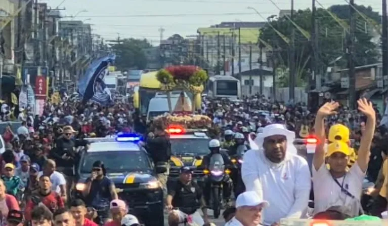 Traslado passa das sete horas de procissão