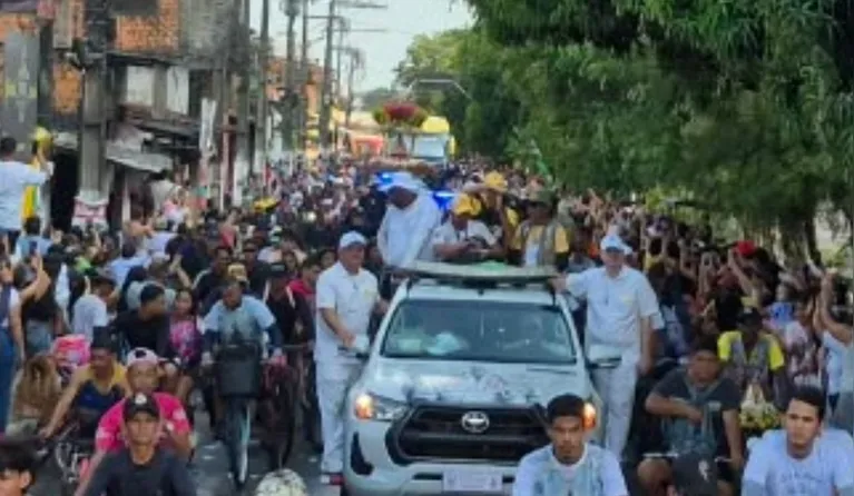 A passagem da padroeira dos paraenses mobiliza moradores e devotos ao longo do percurso.