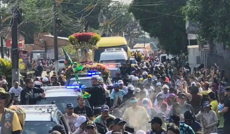 A Imagem Peregrina de Nossa Senhora de Nazaré segue pela Rua Santa Fé, em mais uma etapa do traslado para Ananindeus e Marituba.