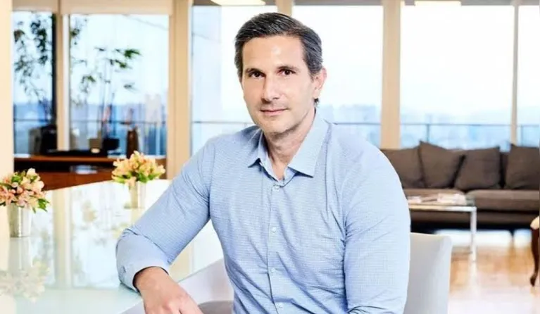 Fred Kachar foi desligado do Grupo Globo após a empresa analisar conversas privadas com o banqueiro Daniel Vorcaro.