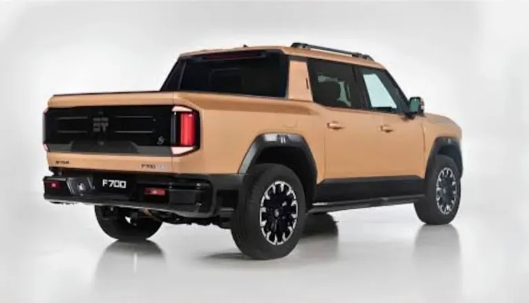 A Jetour F700 é maior que a Toyota Hilux, com 5,49 metros de comprimento, e aposta em um conjunto híbrido plug-in de 904 cv para se destacar no mercado de picapes.