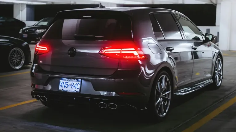 Por que sedans não têm limpador no vidro traseiro?