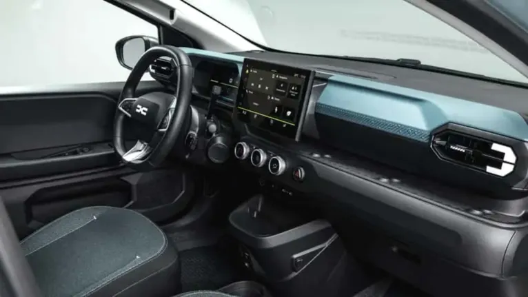 O acabamento simples do Novo Dacia Spring prioriza praticidade e baixo custo.
