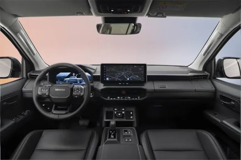 A Hilux 2027 também terá materiais renovados no interior, com melhorias nos bancos, no acabamento e no conforto dos ocupantes.