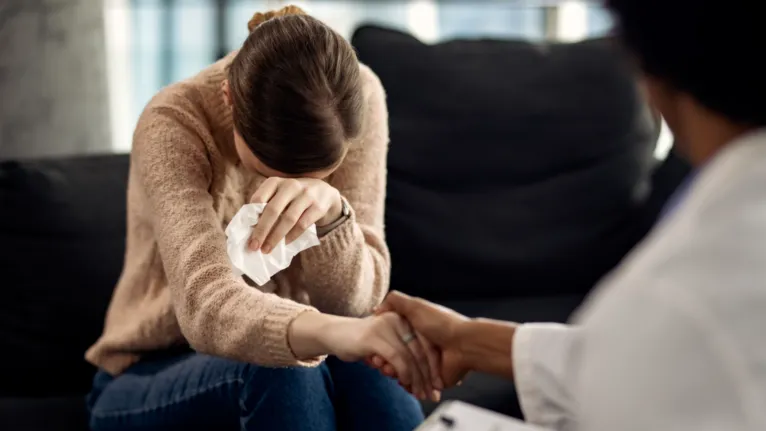 Buscar ajuda profissional é um passo importante diante de um sofrimento emocional persistente. Psicólogos e psiquiatras podem oferecer acolhimento, orientação e acompanhamento adequado para cada situação.