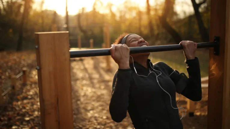 Começar um treino pesado de repente pode sobrecarregar o sistema cardiovascular; o recomendado é aquecer por 5 a 10 minutos e aumentar o esforço gradualmente.