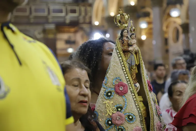 Fiéis rezam durante a Missa do Mandato.