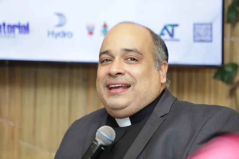 Belém, Pará, Brasil, Cidade. COLETIVA / BENDITO ENCONTRO. Padre Omar — reitor do Santuário Cristo Redentor. Gancho: O Círio de Nazaré 2026 começa oficialmente ao som de música, fé e devoção. No dia 6 de outubro, a partir das 19h, a Praça Santuário, em Belém, recebe mais uma edição do Bendito Encontro, show que integra a abertura oficial da programação do Círio de Nazaré. Local: Casa Círio - Av Nazaré - Belém. Data: 05/10/2025. Foto: Mauro Ângelo/ Diário do Pará.