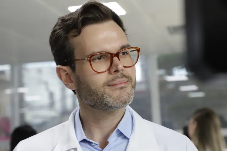 Belém, Pará, Brasil. TRANSPLANTES / MEDULA ÓSSEA /  (ID 942538): Médico João Saraiva (foto). O Hospital HSM, em Belém, chegou à marca de 100 transplantes de medula óssea realizados. Único hospital da Região Norte a oferecer esse tipo de procedimento, a unidade recebeu, neste mês, um paciente de Roraima diagnosticado com linfoma, que passou pelo transplante autólogo, modalidade que utiliza as próprias células-tronco do paciente. 21/10/2026.  Foto: Celso Rodrigues/ Diário do Pará.