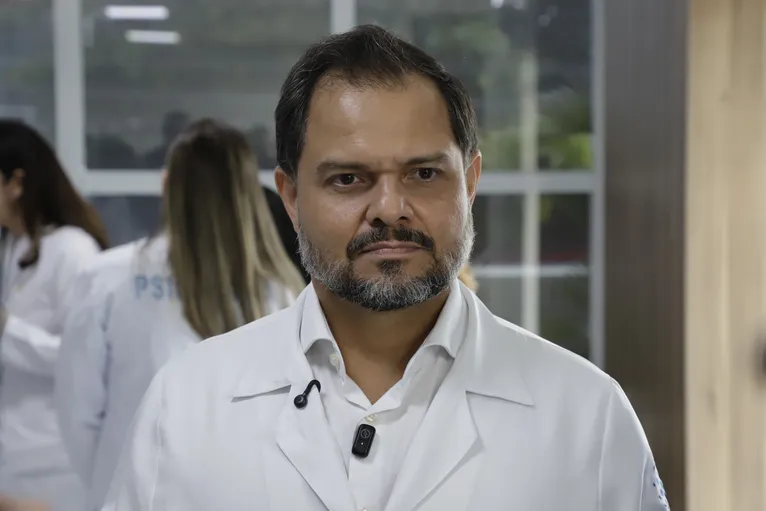 Belém, Pará, Brasil. TRANSPLANTES / MEDULA ÓSSEA /  (ID 942538): Médico Eurico Neto (foto). O Hospital HSM, em Belém, chegou à marca de 100 transplantes de medula óssea realizados. Único hospital da Região Norte a oferecer esse tipo de procedimento, a unidade recebeu, neste mês, um paciente de Roraima diagnosticado com linfoma, que passou pelo transplante autólogo, modalidade que utiliza as próprias células-tronco do paciente. 21/10/2026.  Foto: Celso Rodrigues/ Diário do Pará.
