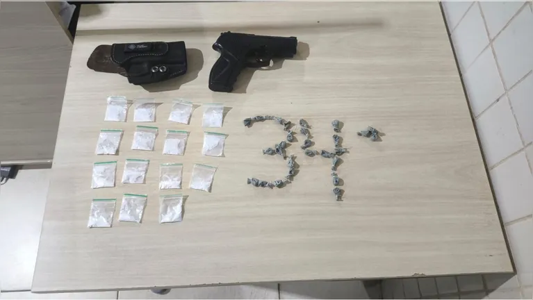 Durante a operação, além da recuperação dos bens, os policiais apreenderam porções de crack e cocaína embaladas para venda e um simulacro de pistola.