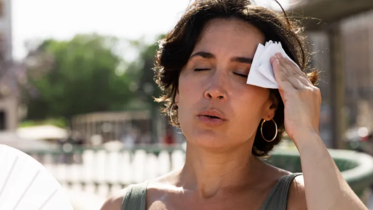 Ondas repentinas de calor no rosto, pescoço e tórax podem surgir durante a perimenopausa e, em alguns casos, atrapalhar o sono e a rotina.