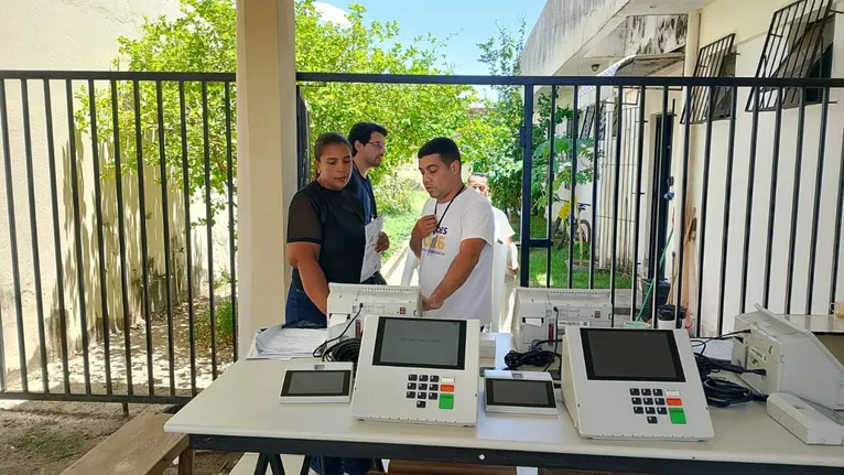 Administradores de prédios e mesários acompanham orientações de logística eleitoral em Redenção (PA).
