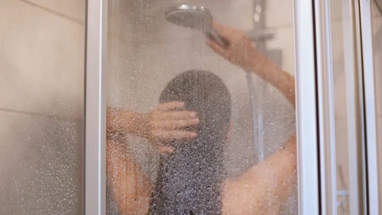 A água em temperaturas muito elevadas pode favorecer a dilatação dos vasos sanguíneos e provocar alterações na pressão arterial.