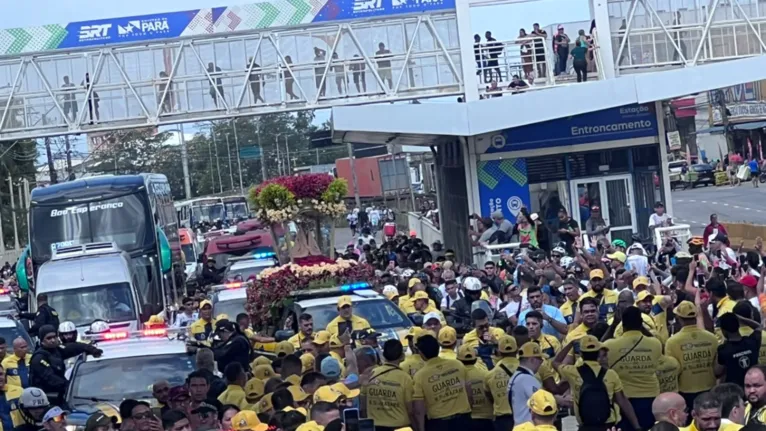 Imagem peregrina de Nossa Senhora de Nazaré recebe homenagens de fiéis durante a passagem pela estação do BRT Metropolitano, em Ananindeua.