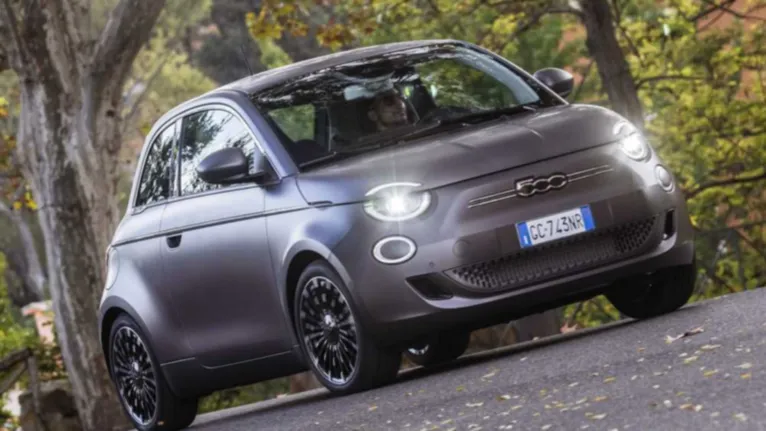 Com visual inspirado no clássico italiano, motor de 118 cv e autonomia de 227 km pelo Inmetro, o Fiat 500e aposta em estilo e desempenho.