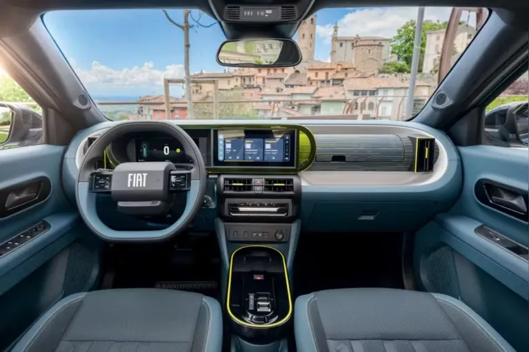 Na Europa, o Fiat Grande Panda, que serve de inspiração para o Argo X, tem o interior composto predominantemente por peças plásticas.