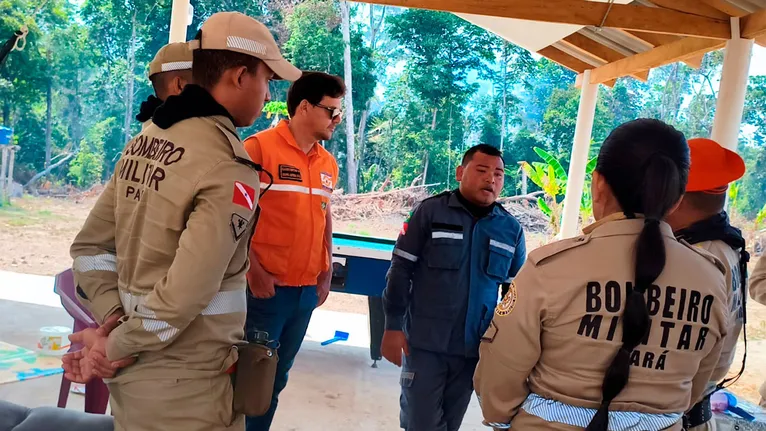 Bombeiros e agentes da Defesa Civil durante força-tarefa para conter o avanço do fogo nas propriedades rurais vizinhas à reserva indígena.