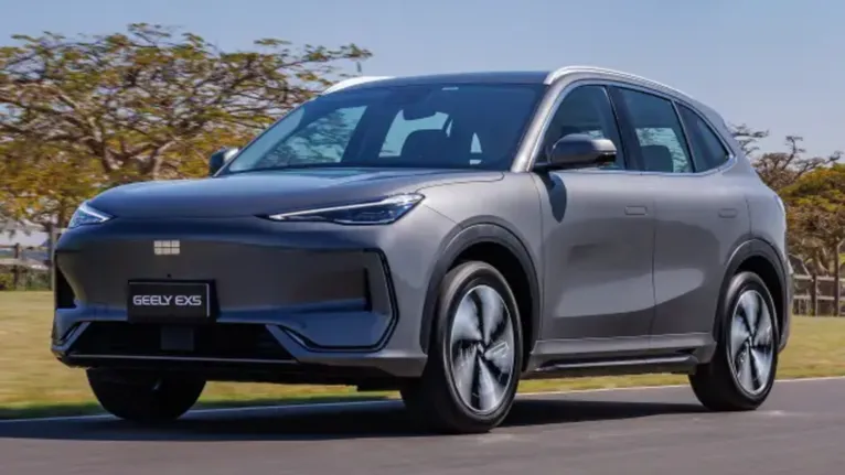 A chegada da Geely ampliou a presença das marcas chinesas no mercado brasileiro com modelos eletrificados e aposta em tecnologia, design e preços competitivos.