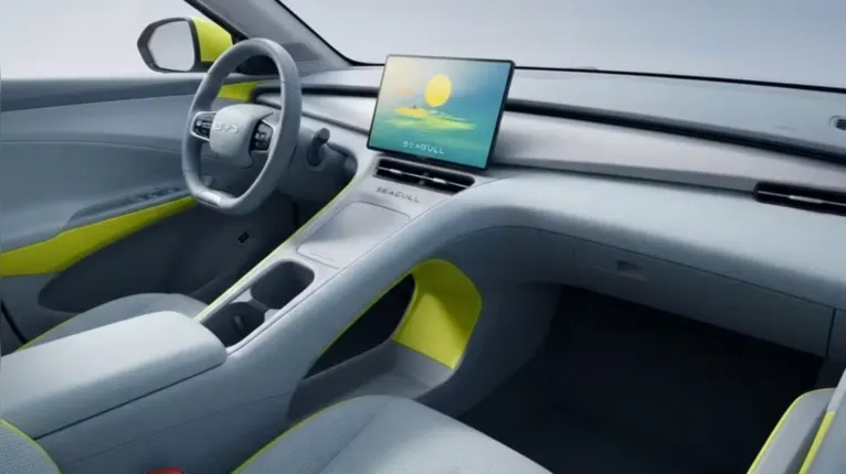 Novo BYD Dolphin Mini estreia volante e console renovados, com menos botões e novo comando de câmbio.