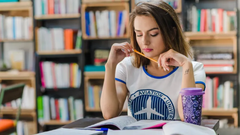Estudar por muitas horas não significa, necessariamente, aprender mais. Para o Enem 2026, qualidade, foco e organização da rotina podem ser mais importantes do que passar o dia inteiro diante dos cadernos.