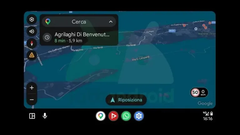 O velocímetro aparece de forma fixa no canto inferior direito da interface do Google Maps no Android Auto.