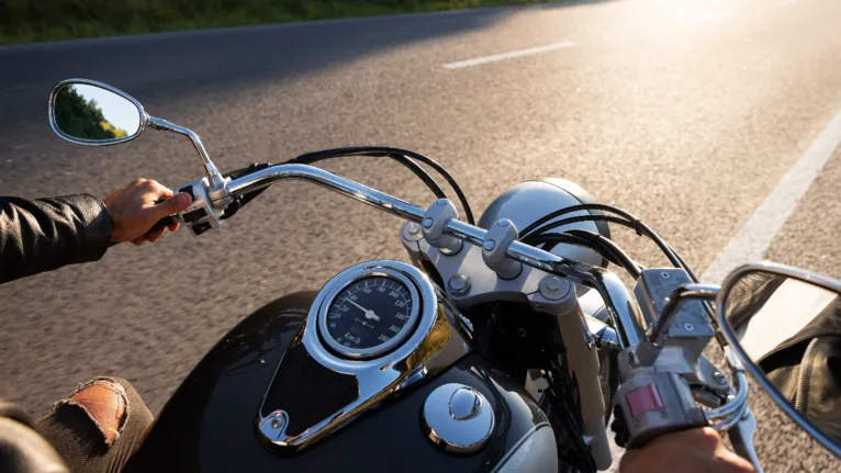 Acelerar de forma progressiva ajuda a manter o motor trabalhando com menos esforço e pode aumentar a autonomia da moto.
