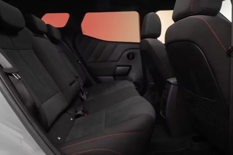 Hyundai Bayon N Line combina revestimentos predominantemente pretos com materiais macios e plásticos rígidos, enquanto a qualidade da versão brasileira ainda precisa ser confirmada.