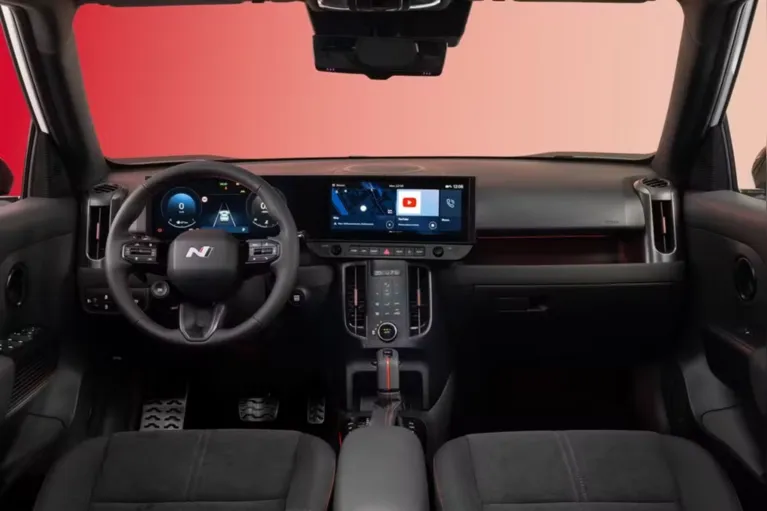 Hyundai Bayon traz quadro de instrumentos digital configurável e central multimídia, ambos com telas de 12,3 polegadas.