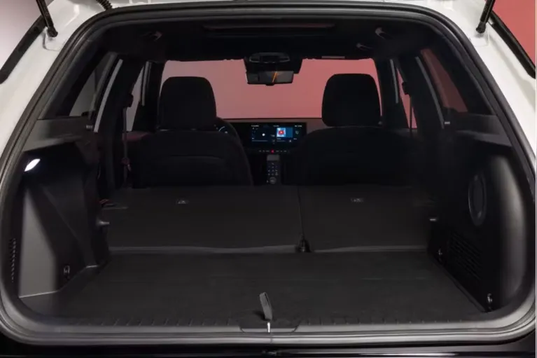 O Hyundai Bayon oferece 440 litros de capacidade, superando os 346 litros do i20 e permitindo ajustar a inclinação do encosto traseiro para ampliar o espaço para bagagens.