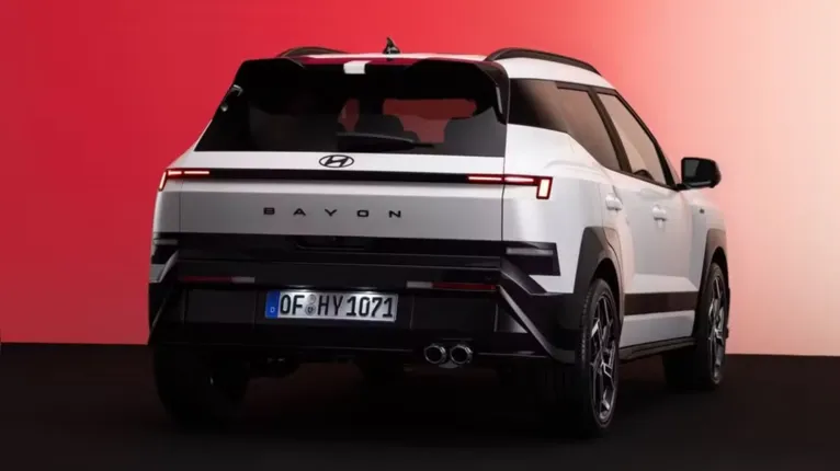 Na versão N Line, o Hyundai Bayon  aposta em faróis afilados e conectados, linhas angulosas, rodas de liga leve e dupla saída de escapamento.