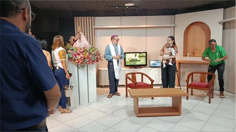 Voluntários e membros da Diocese celebram a inauguração do espaço, que funcionará de forma permanente para a formação de jovens da Pastoral da Comunicação (Pascom).