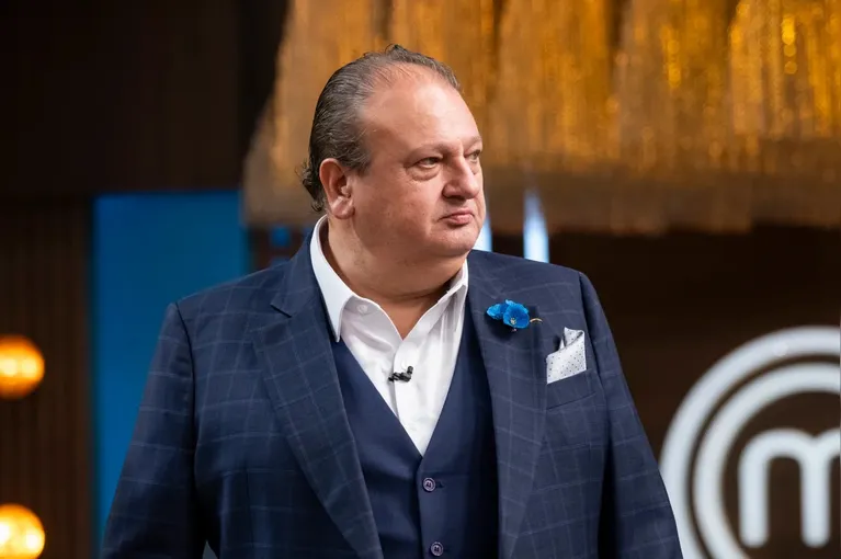 Erick Jacquin entregou o próprio broche a Gabriela e a convidou para viver uma experiência profissional em seus restaurantes