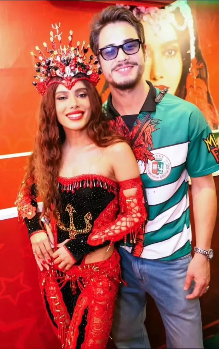 Apaixonados, Anitta e Danilo Mesquita posam juntos pela primeira vez
